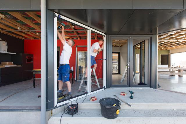 Wederom een leuk project! Plaatsing van #kunststof #kozijnen in deze nieuwe #melkstal te #Kollum.