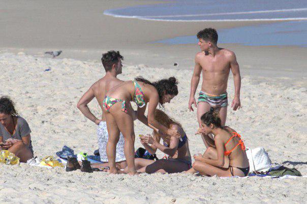 TiniUpdatesPL's tweet photo. {FOTO} #Tini na plaży w #RioDeJaneiro #3 http://t.co/wn9P3XunkL
