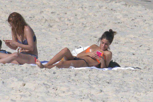 TiniUpdatesPL's tweet photo. {FOTO} #Tini na plaży w #RioDeJaneiro #3 http://t.co/wn9P3XunkL
