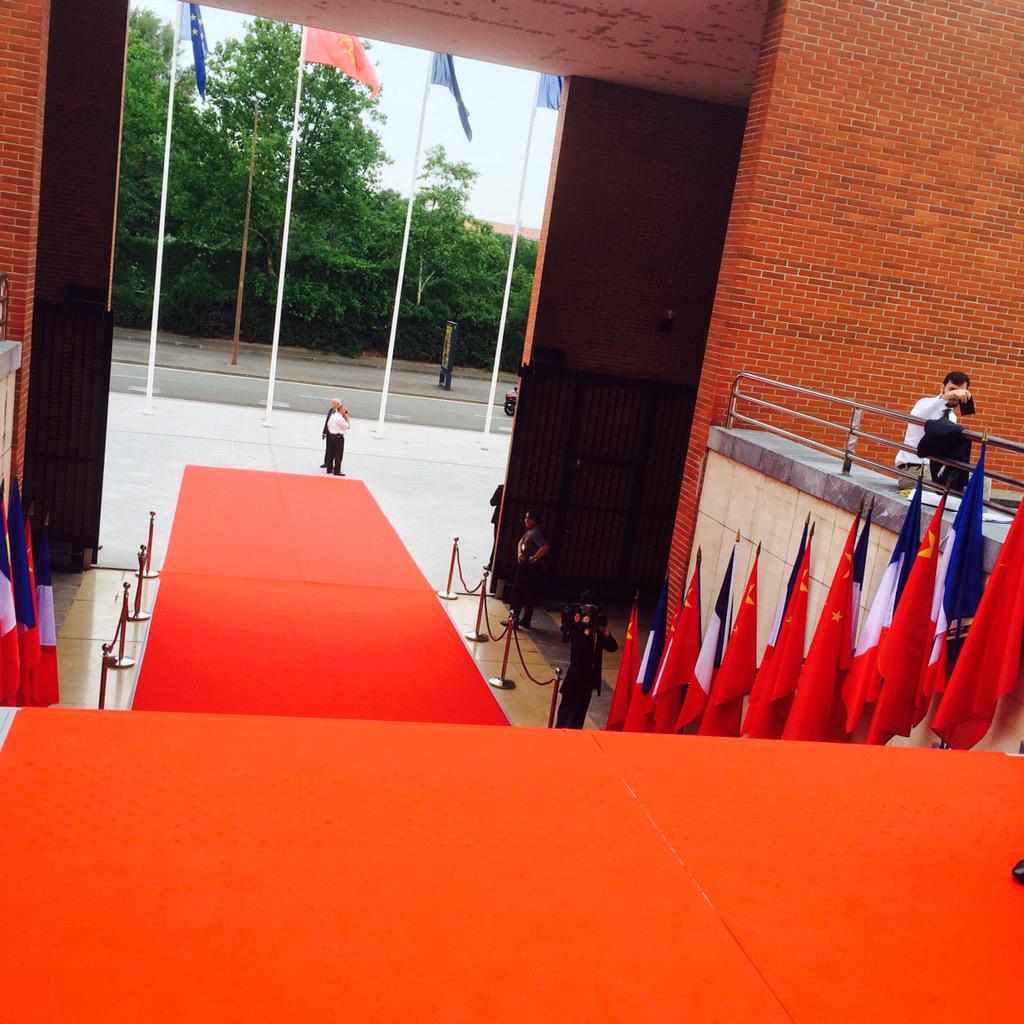 NadiaPellefigue's tweet photo. En attendant @manuelvalls, le Premier Ministre chinois et @EmmanuelMacron #SEFC15 http://t.co/kzCBNvnxzm