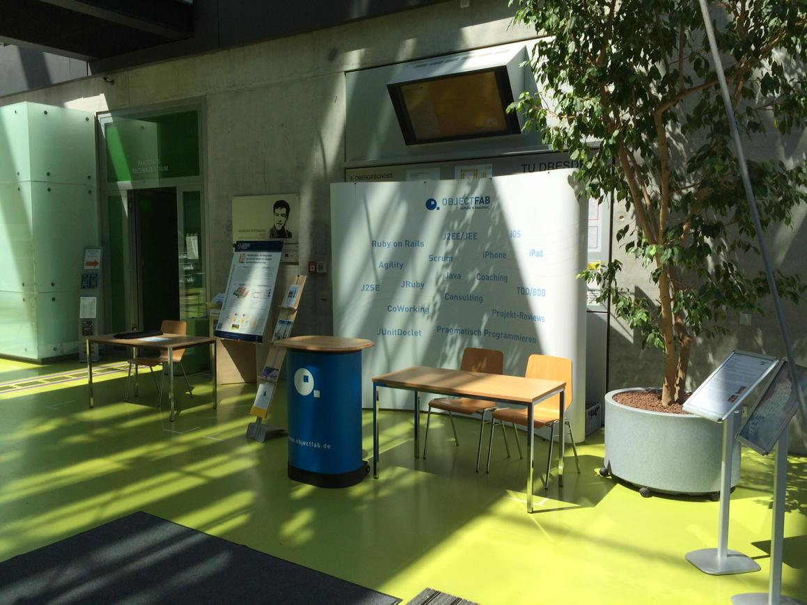 Heute beim 10. #outputdd sind wir natürlich zum 10. mal dabei. Ihr findet uns gleich am Eingang. #PolePosition