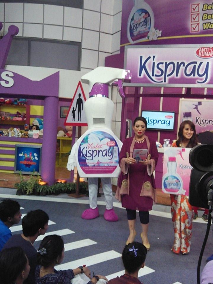 Impros_TransTV's tweet photo. Hahaha Ada boneka kispray juga nih. Lucu banget. #bonekamampangband http://t.co/xER2GMJ2qG