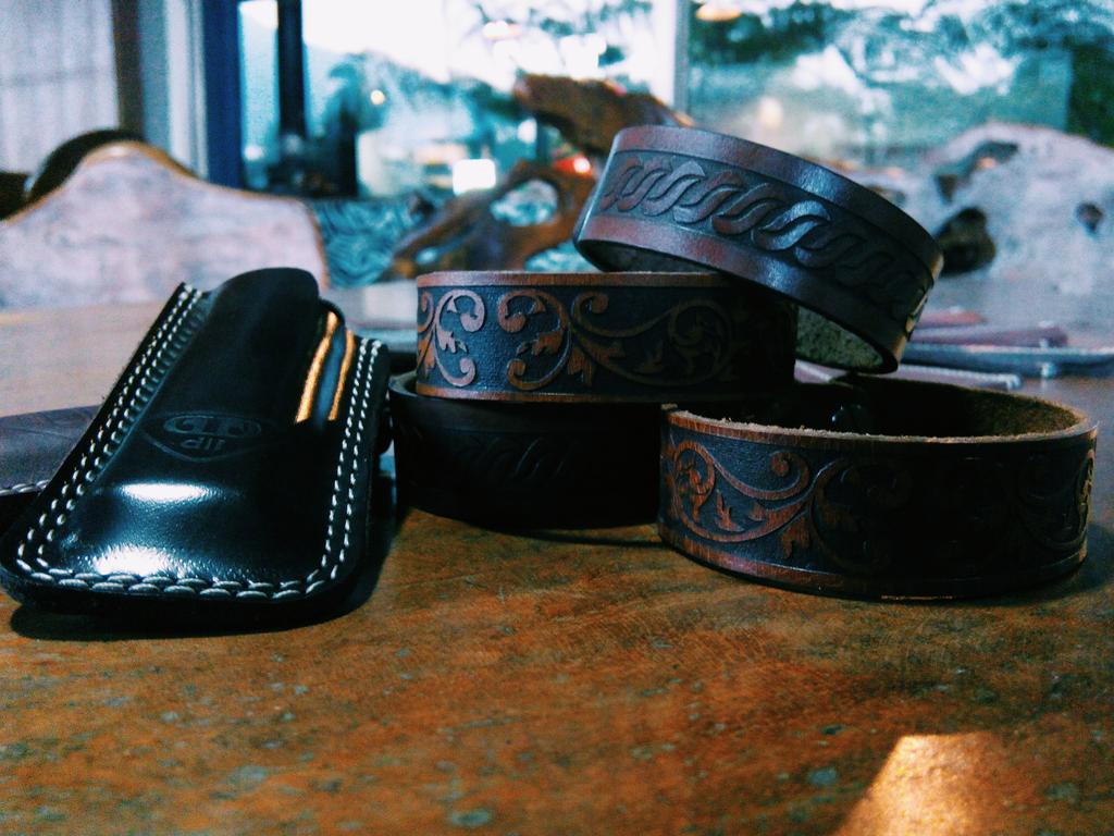 Ada yang baru dari <a href="/dii_LEATHER/">dii_Leather Goods</a> kang bro, leather case Pazzio &amp; bracelet Ethno

Sms/Wa : 085647613334
Line : dii_line