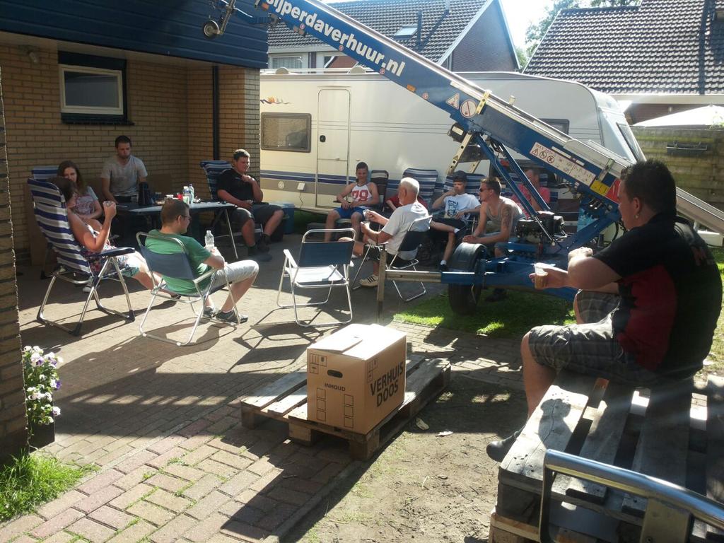 MulderTransport's tweet photo. Een mooie dag om te verhuizen. Nu eerst effe bijkomen. #zoemer http://t.co/WCjYtGnN0T