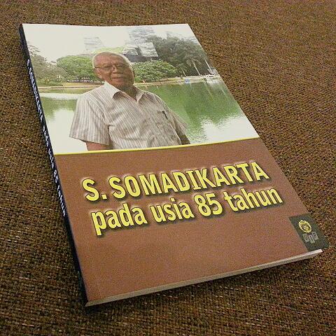 _begumkarin_'s tweet image. It is nice that #professor Somadikarta shared his book to us. Thank you so much dear sir. #ornithologist #FMIPAUI