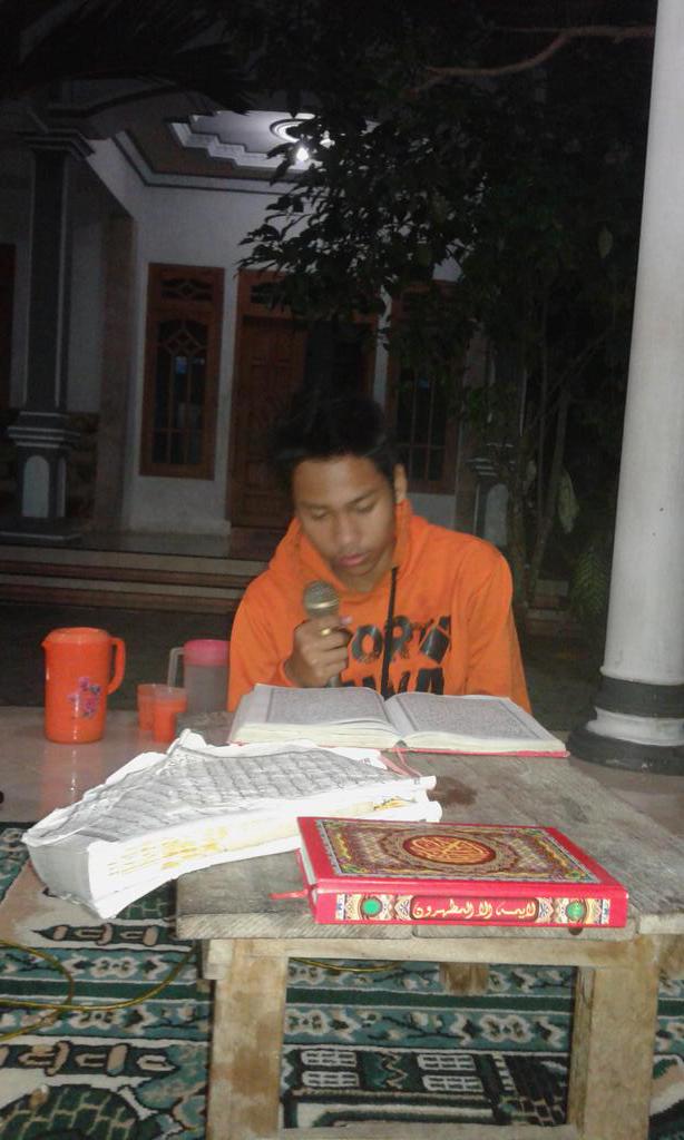 hidta's tweet photo. Tadarus al-quran 😊 http://t.co/rlX1ONH8lW