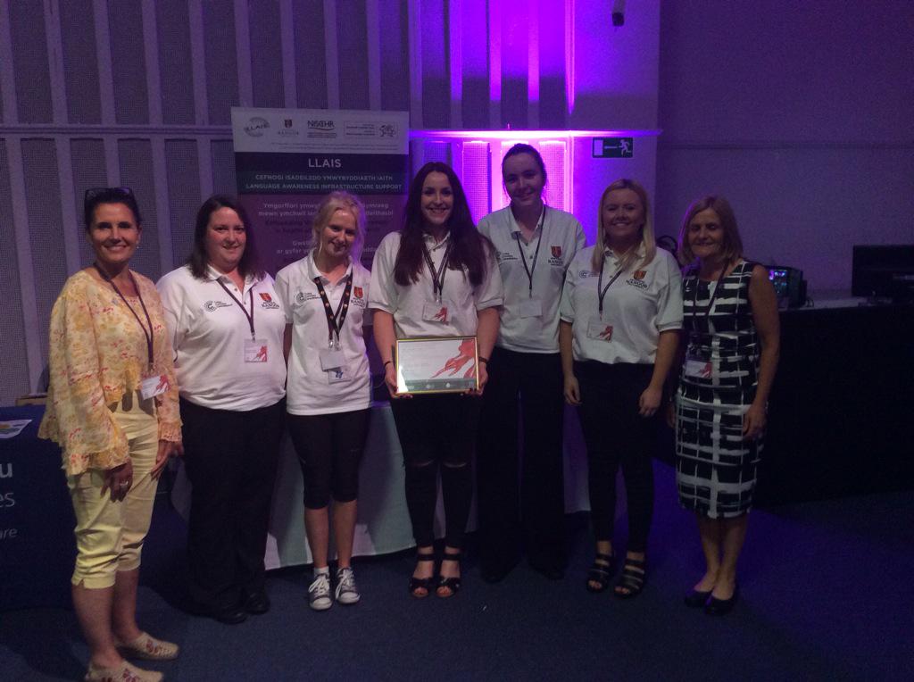 IechydDaBangor's tweet photo. LlongyfarchiadauCongratulationsPencampwyr y Gymraeg #gwireddugeiriau @colegcymraeg @prifysgolbangor @BCUHB @SHSBangor http://t.co/OVUUXQBNFB