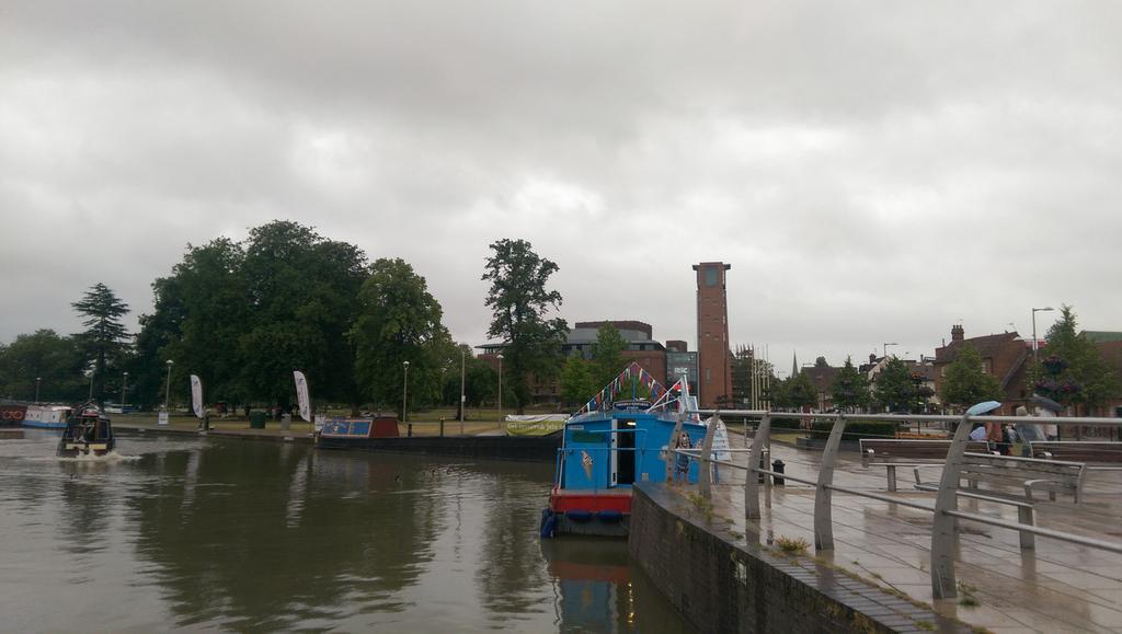 CanalRiverTrust's tweet photo. RT @RShakespeareCo: We made it, we've only gone and made it! #bardonboats http://t.co/8K26dMlYzM