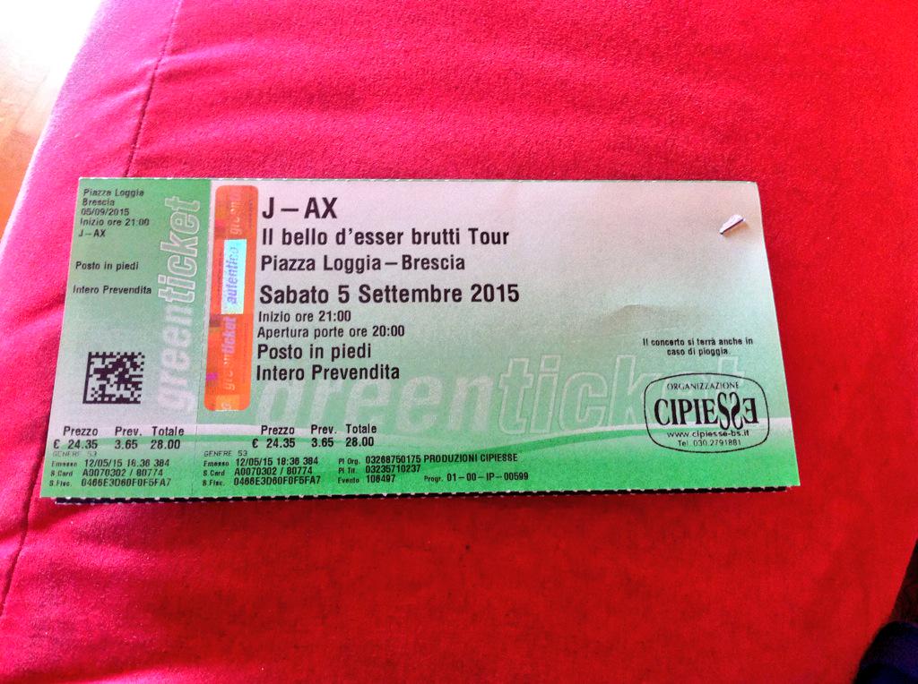 LisaPedretti's tweet photo. Perché io non mi accontento di aver già  visto un concerto....voglio il bis!! 😄 @jaxofficial http://t.co/97imZmeI8r