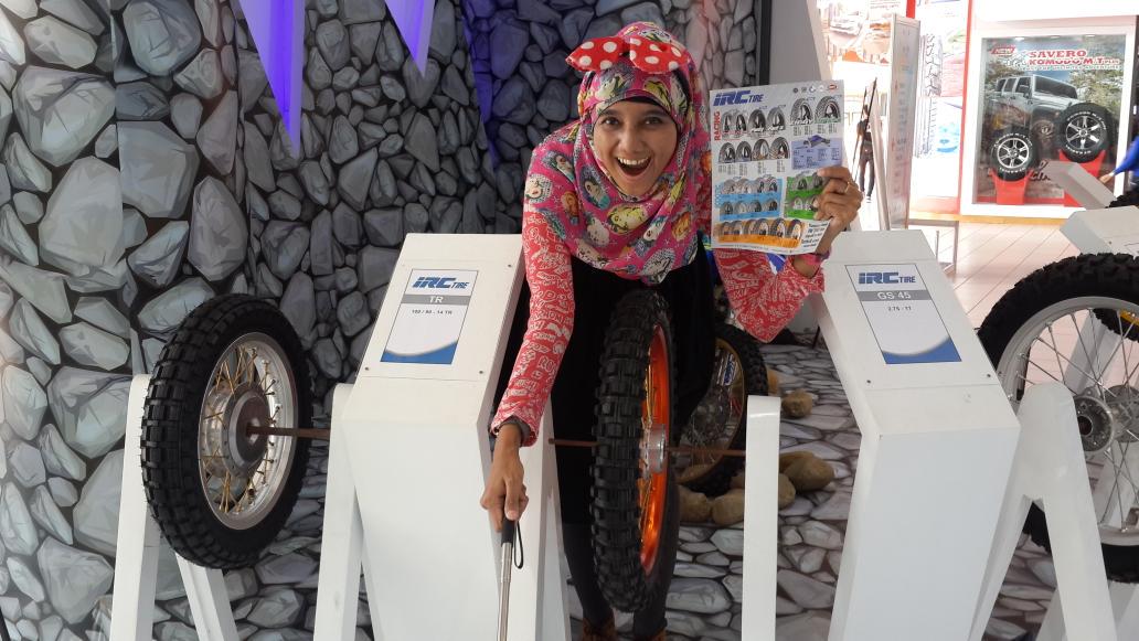 farahdjafar's tweet photo. Setelah puas belanja ban favorit motorku baru kudu wajib selfie di booth @IRC_tire #IRCDIPRJ http://t.co/OWTz7tpKra