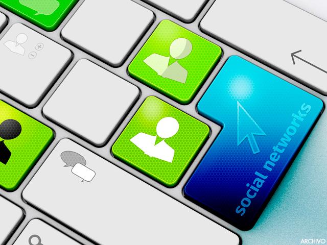 Laiguanatv's tweet photo. Mordaza Española: ni un chistecito se podrá escribir en las redes sociales contra la Corona http://t.co/FNbYmPOgDI http://t.co/J15PgXeCZj  +