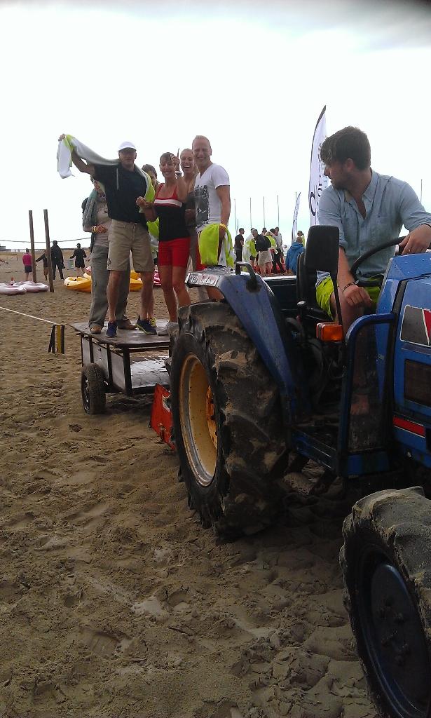 PhilippeMarchal's tweet photo. #havingfunwithbodysolsun boer met vee uit team 18 http://t.co/q5q8YJEedY