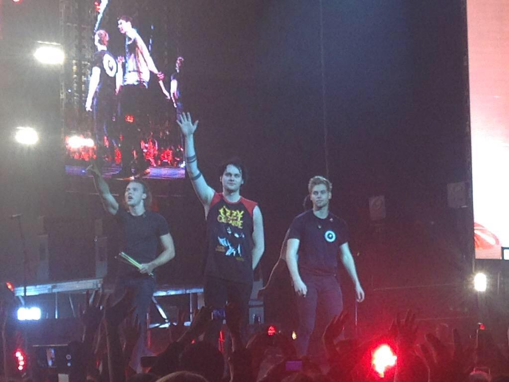 5sosworldalerts's tweet photo. 5SOS sealing the deal at #ROWYSOPerth || insider @emmaa_dileemmaa http://t.co/jm0PLIvJNM