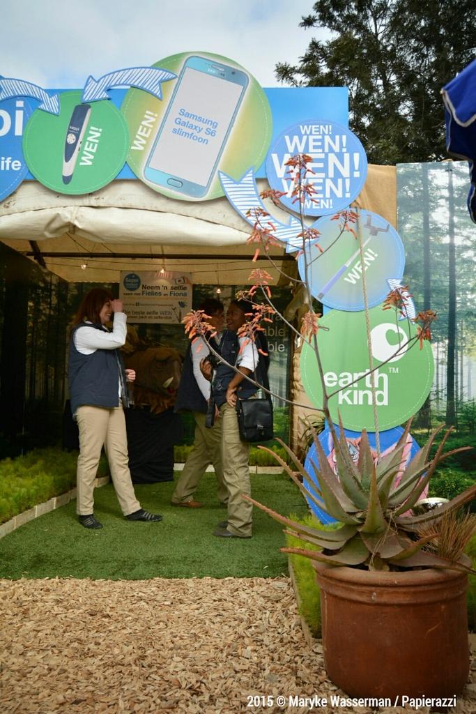 Papierazzi's tweet photo. Maak ń draai by @Innibosfees, vat ń #selfinni by #fiona & staan ń kans om te WEN met @SappiSAfrica & @SamsungMobileSA http://t.co/qyNqOfYvKk