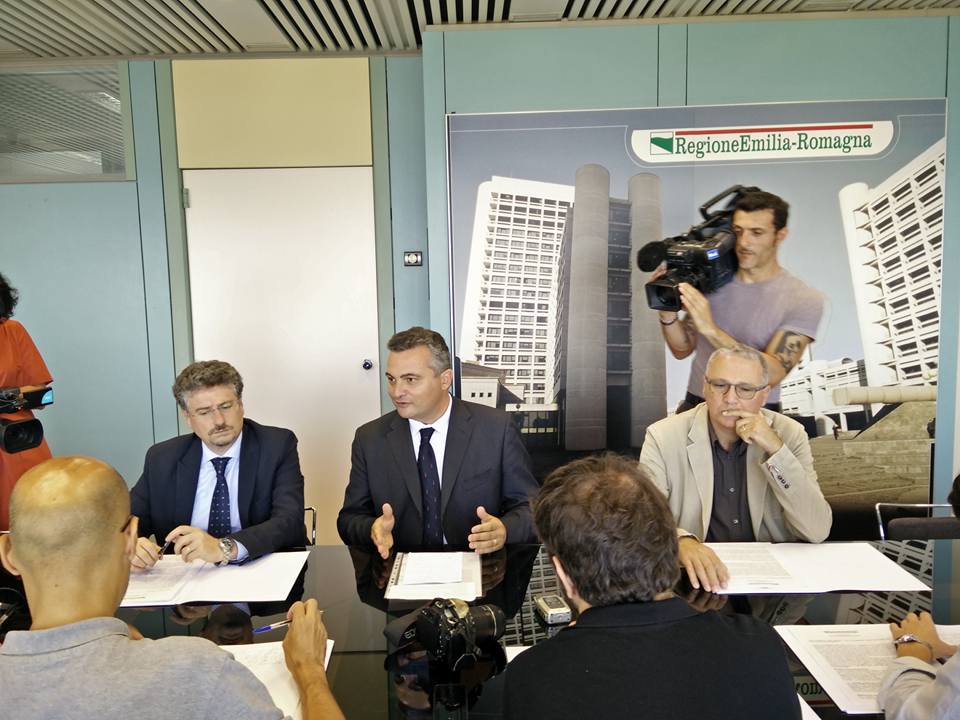 raffaeledonini's tweet photo. Svolta epocale per il servizio ferroviario della @RegioneER: #GaradelFerro aggiudicata. 96 treni nuovi! #mobilitàER http://t.co/0Nlo5LYZSu