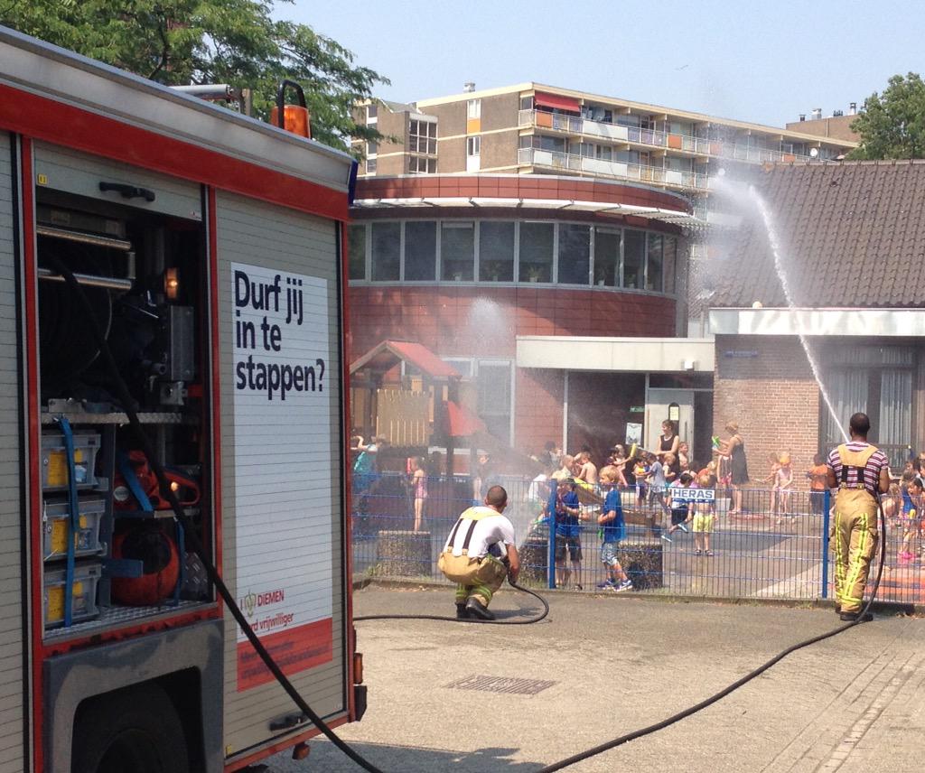 Waterpret op het schoolplein Petrus door brandweer #diemen