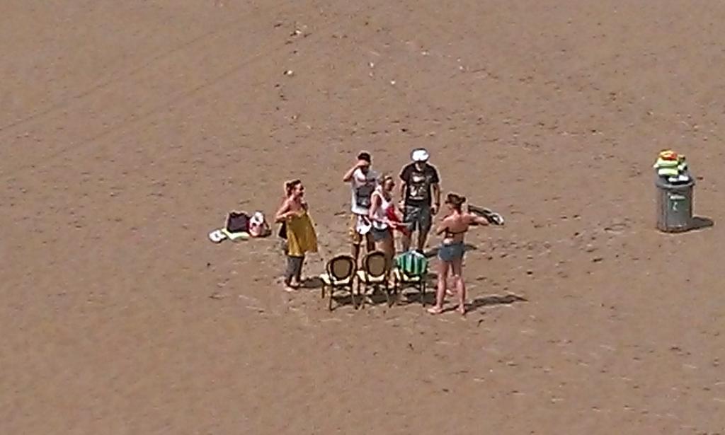 EvyOosterlinck's tweet photo. Wat spoken @LievePattyn @deryckjade @BirgitMestdagh daar uit opt strand? #HavingFunWithBodysolSun ? ๐ http://t.co/5fe6I8dGW2