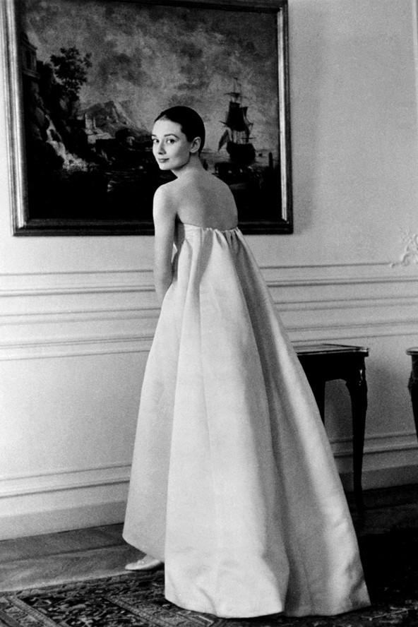 BritishVogue's tweet photo. As the @NPGLondon Audrey Hepburn exhibition opens, discover how to master her signature style http://t.co/kWGX7U1p55 http://t.co/sAH1OH2udu