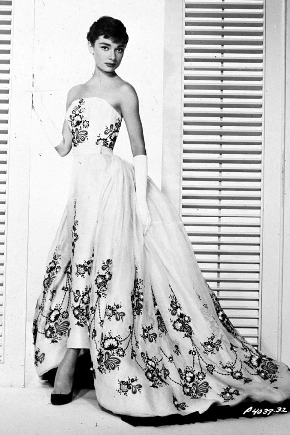 BritishVogue's tweet photo. As the @NPGLondon Audrey Hepburn exhibition opens, discover how to master her signature style http://t.co/kWGX7U1p55 http://t.co/sAH1OH2udu