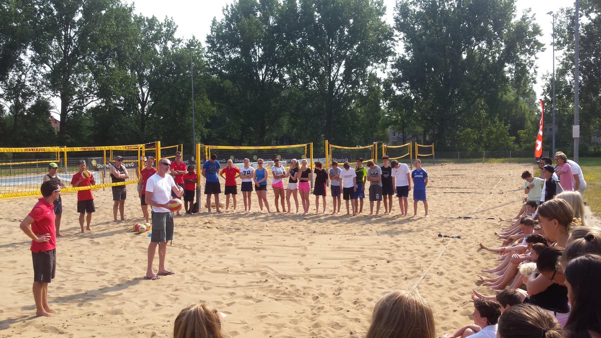 MennoGarrett's tweet photo. WK-ambassadeur @richardschuil geeft samen met Spike een scholenclinic op @BeeVeeStrand. @WKBeach2015 @Sportservice020 http://t.co/Y31mOhE9ZM