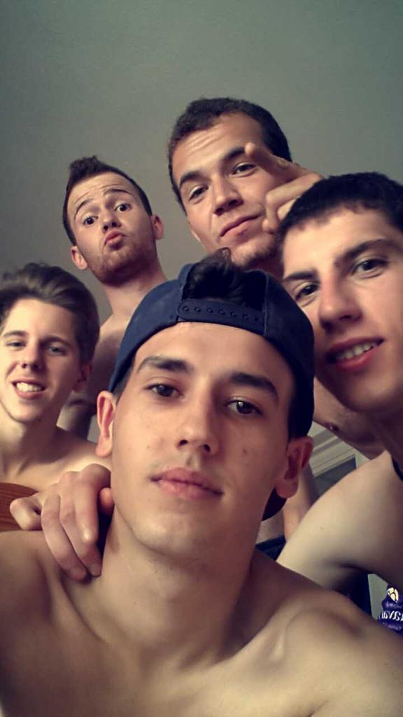 Bambusofficial's tweet photo. Jugamos en Salou! http://t.co/7ZnMTiayFP