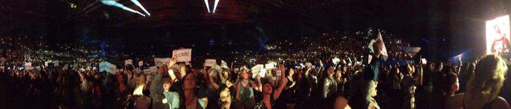 em__jane96's tweet photo. #5SOSAussieProject #ROWYSOPerth http://t.co/Hvao2tD61Y