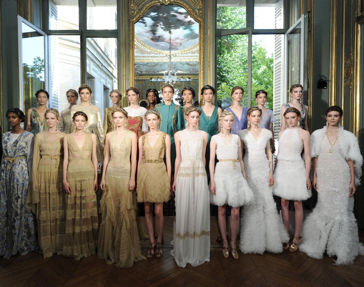 VogueFrance's tweet photo. Découvrez la collection demi-couture #SS16 d'@AlbertaFerretti -----> http://t.co/D6KjnyDUSc #LimitedEdition2016 http://t.co/Hq8E6V185P