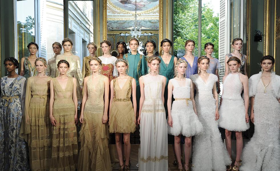 VogueFrance's tweet photo. Découvrez la collection demi-couture #SS16 d'@AlbertaFerretti -----> http://t.co/D6KjnyDUSc #LimitedEdition2016 http://t.co/6gnEDpCQIQ
