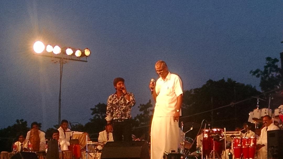 SuryanFM's tweet photo. #RJAzhar #SPBconcert #Rhythm from audience http://t.co/6k8XzdSKbA