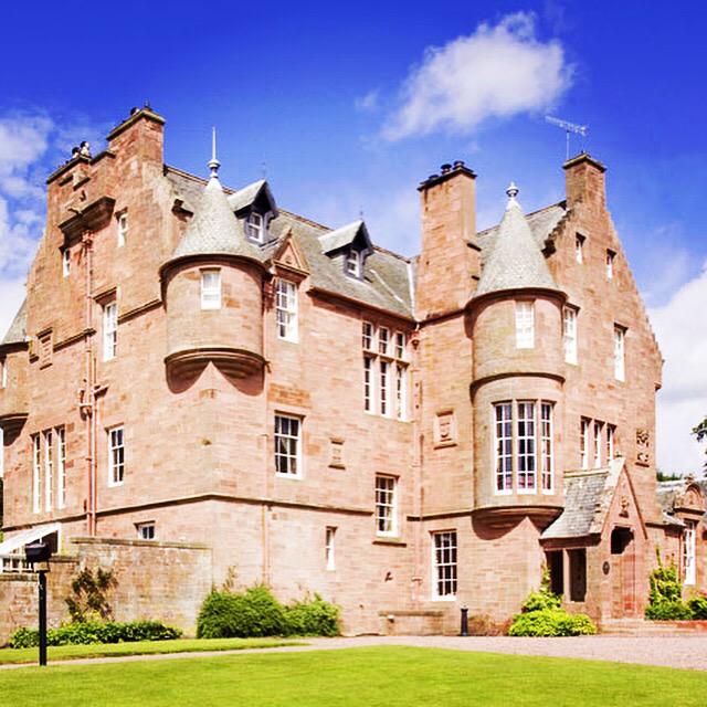 diaryoftrips's tweet photo. Este será nuestro humilde hogar en Escocia #checkinshow @Moluskein @YoyoFerran @sixtogeorge @CringletieHouse http://t.co/SHZbSdDYTx