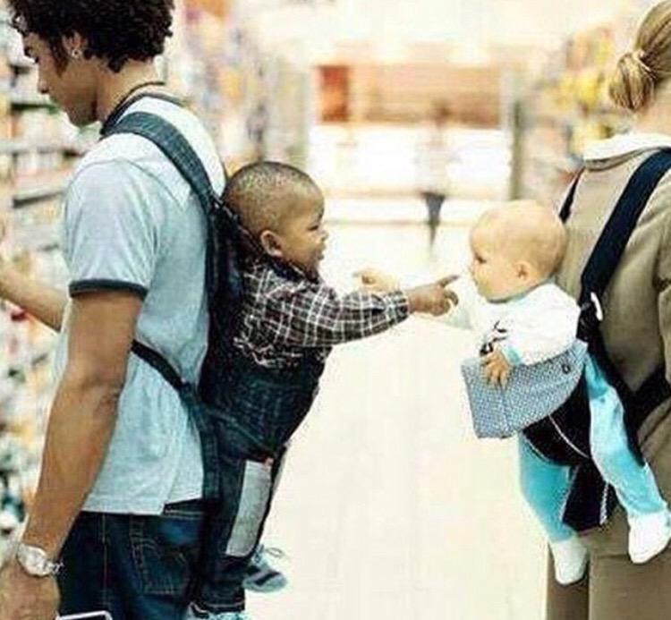 sabiastuque_'s tweet photo. Nadie nace siendo racista. La humanidad se encarga de eso. http://t.co/YSYauvmVMy