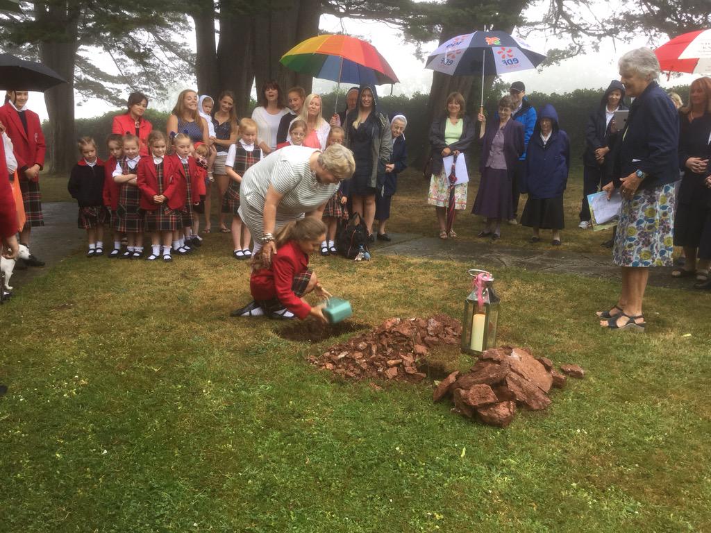 StoodleyKnowle's tweet photo. Burying our memories on our last day at school knowing that these will live on forever. More #stoodley to follow. http://t.co/jLmtwhq0kr