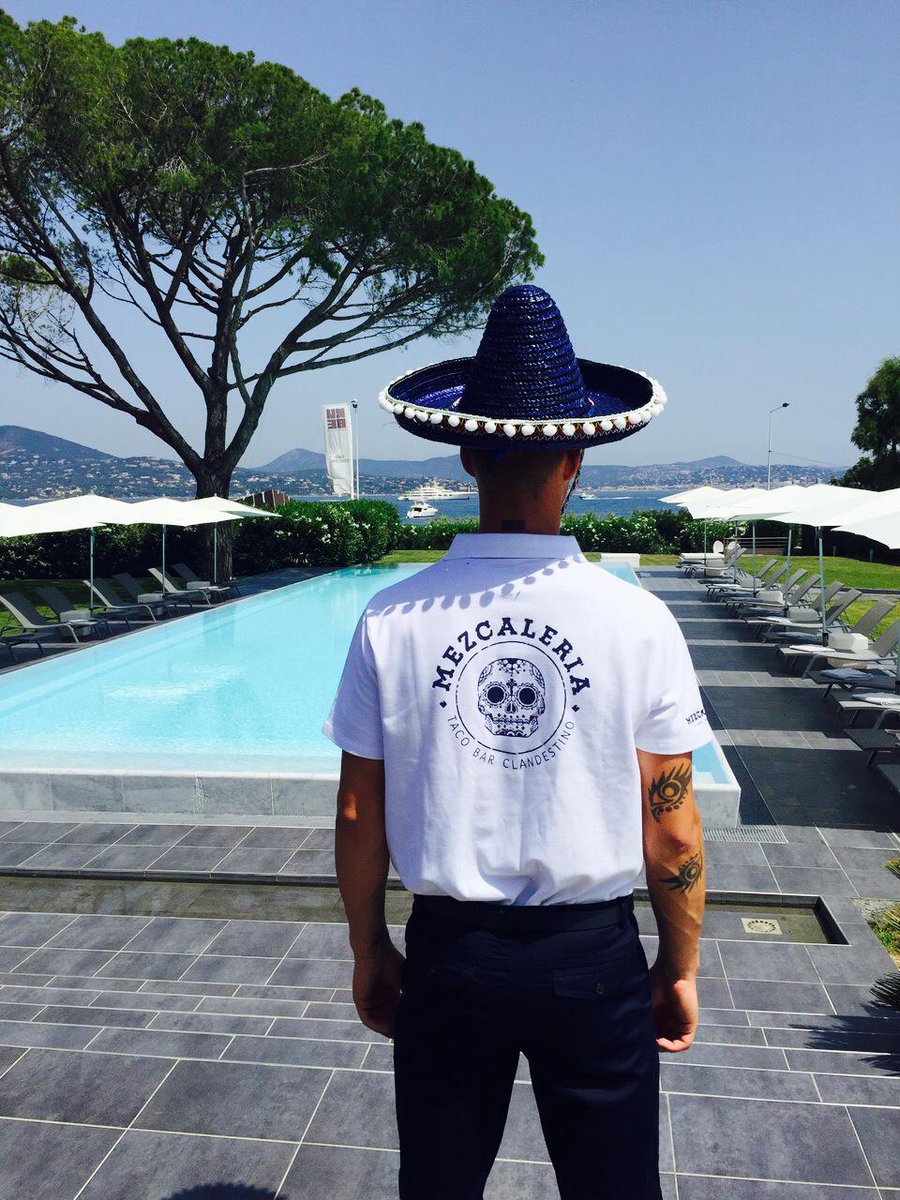 Staff ready, Mezcal au frais, Tapas en préparation...
Esperamos aqui ! #Kube #Sainttropez # AperitivoClandestino