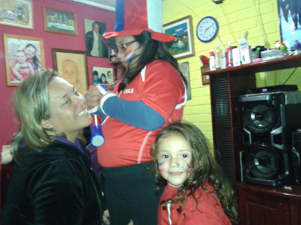 mauryohiggins's tweet photo. #VamosPorLaGloriaDeLaRojaMG vamos chile. el sueño de ser campeones nadie no los quitara. vamos evy Antonita y fefita http://t.co/mfNnJiuZJd