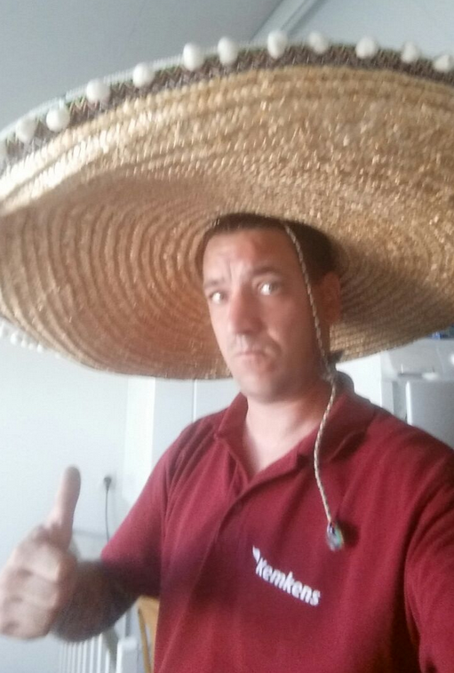 KemkensService's tweet photo. Wij nemen ons petje af voor alle monteurs die tijdens deze hete zomerdagen onze klanten van dienst zijn :) #hittegolf http://t.co/fml8V6SEDq