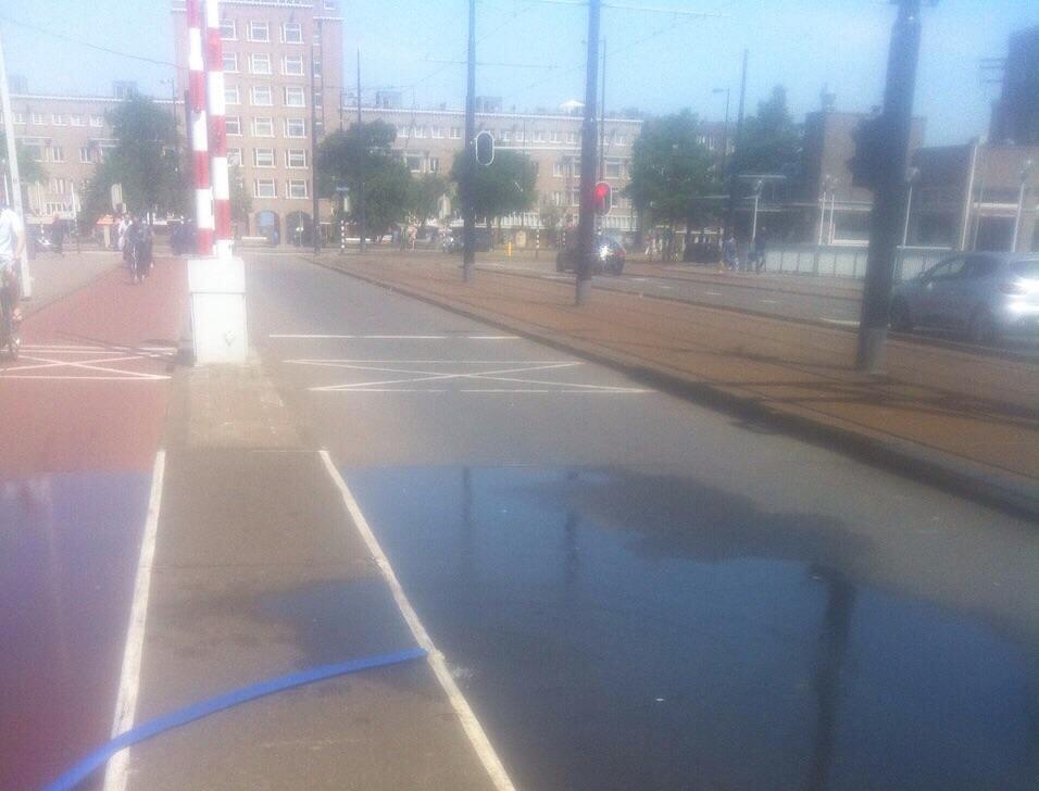 Stadsbeheer010's tweet photo. Bij warm weer worden #bruggen in #RTM preventief met #rivierwater gekoeld, tegen uitzetting van het brugdek. #010 ^SI http://t.co/9xbOVIkjVG