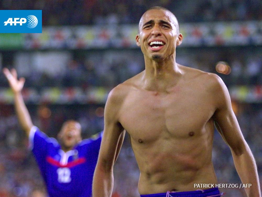 afpfr's tweet photo. Il y a 15 ans, la France remportait l'Euro-2000 grâce au but en or de #Trezeguet #AFP [photo @patrickhertzog1] http://t.co/GVgqOdY2iD