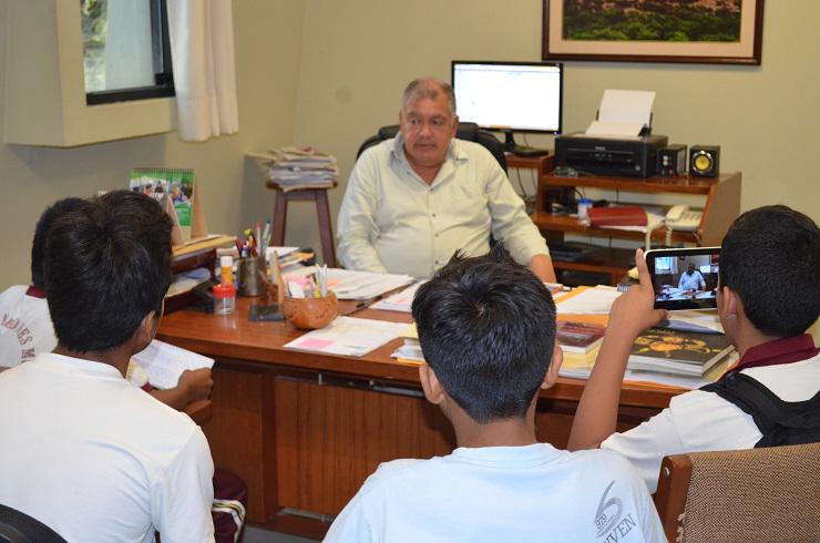 Museosican's tweet photo. #IdentidadCultural Estudiantes de la I.E. Mesones Muro entrevistan al Dr. Carlos Elera director del #MuseoSican http://t.co/PEWzu08kWw