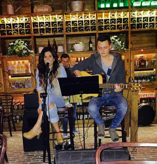 sariway's tweet photo. La noche de anoche #Cantando en @cabrerarestobar http://t.co/ucW5Ol1t8D