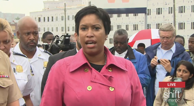 MSNOWNews's tweet photo. DC mayor: No evidence of shooter, shootings, or injuries at Navy Yard today http://t.co/I4I2ElUQ0V http://t.co/BmGWEQaEjE