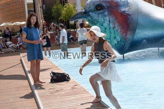 NewPressService's tweet photo. #ExpoMilano2015 - arrivato il #caldo torrido #Flegetonte - turista cerca refrigerio nella fontana piscina http://t.co/qImLwwKTXe