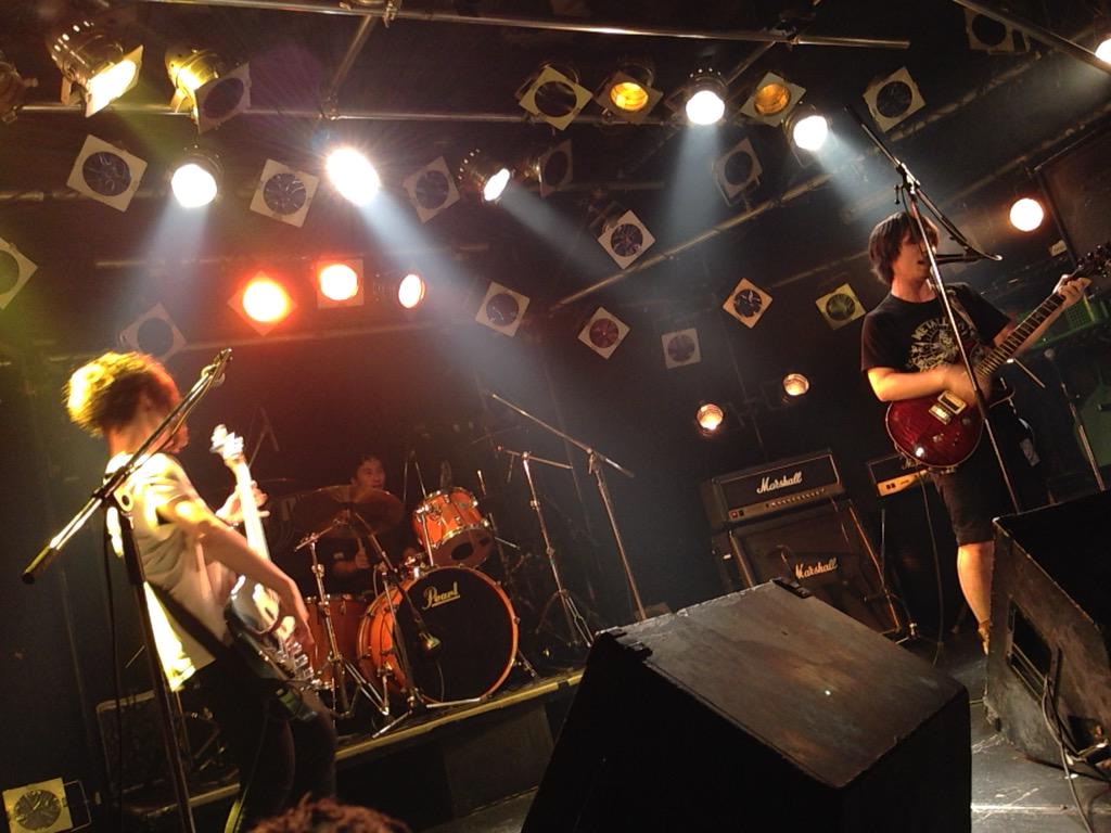 Colaiutakuto's tweet image. 今日はトラジのライブ遊びにヨコハマまで行ってきたよ
ピン写はおおひらさんのしかないよ
やはり3ピース&amp;amp;3ボーカルはよい…