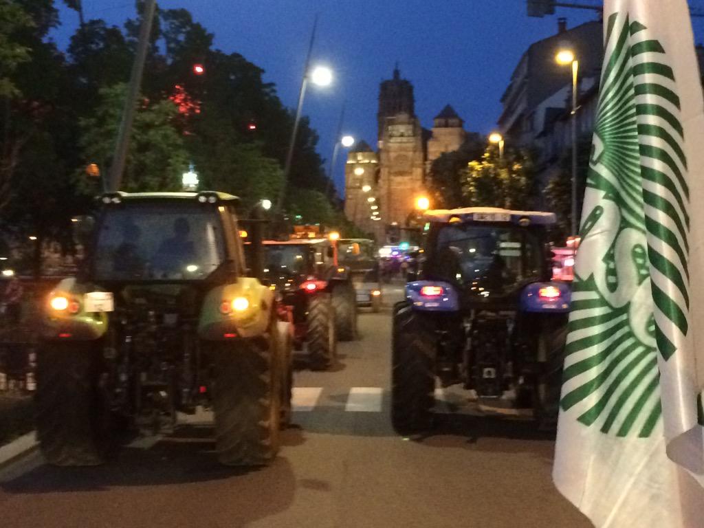 Ioupioup's tweet photo. Les tracteurs aveyronnais à l'assaut du Centre Ville. Belle image de #manifestationagriculteurs #NuitdelaDetresse http://t.co/M6NExAdmA0