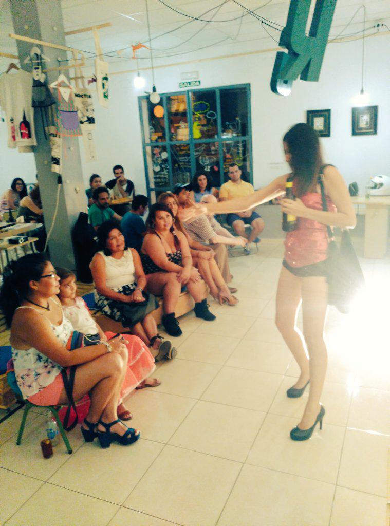 cuenteropy's tweet photo. #SandraFlecha en plena faena teatral en @GallinaDivan. @culturalanacion #Sevillahoy http://t.co/yvEbhxAJOP