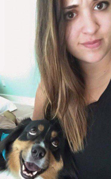 Foto de cão olhando apaixonadamente para tutora se torna um viral. pdd.io/1C9kih1