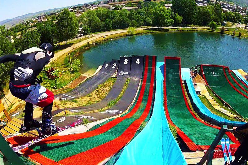redbullESP's tweet photo. Sí, eso es agua. Así que no te acerques más a la pantalla y flipa con estos 5 Water Jumps http://t.co/Z8ijUgurzi http://t.co/MpYlg2I2af