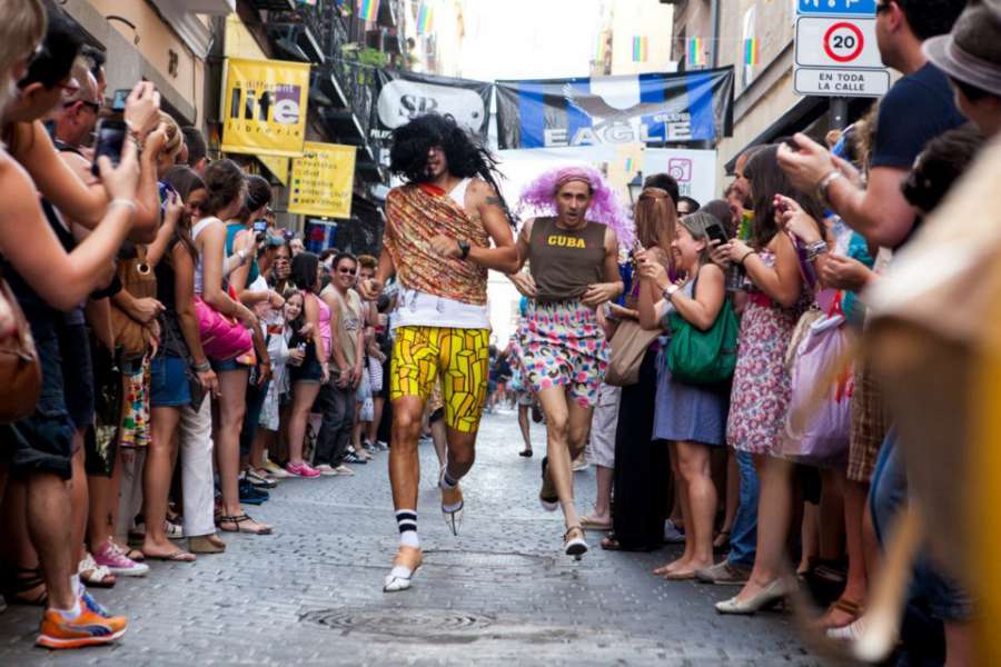 A3Noticias's tweet photo. Madrid celebra su famosa carrera en tacones dentro de las fiestas del 'Orgullo gay' http://t.co/3sirMKlx89 http://t.co/L6kH3xzJCZ