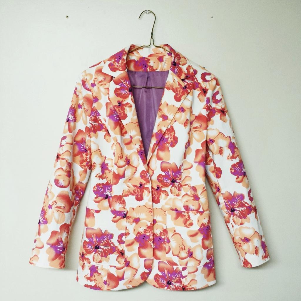 hoa_n_ng's tweet photo. Finally added a #floral print blazer to my #summer #wardrobe. Pattern from @BurdaStyle 02/2014 Style No. 107. http://t.co/5ZMdgykdhL