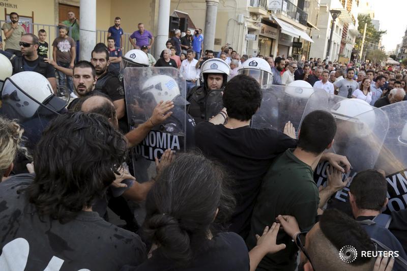 Reuters's tweet photo. "People have lost it completely.” Greeks angry as IMF warns of huge financial hole: http://t.co/cApyUzMO5r http://t.co/bQ8QAPpevr