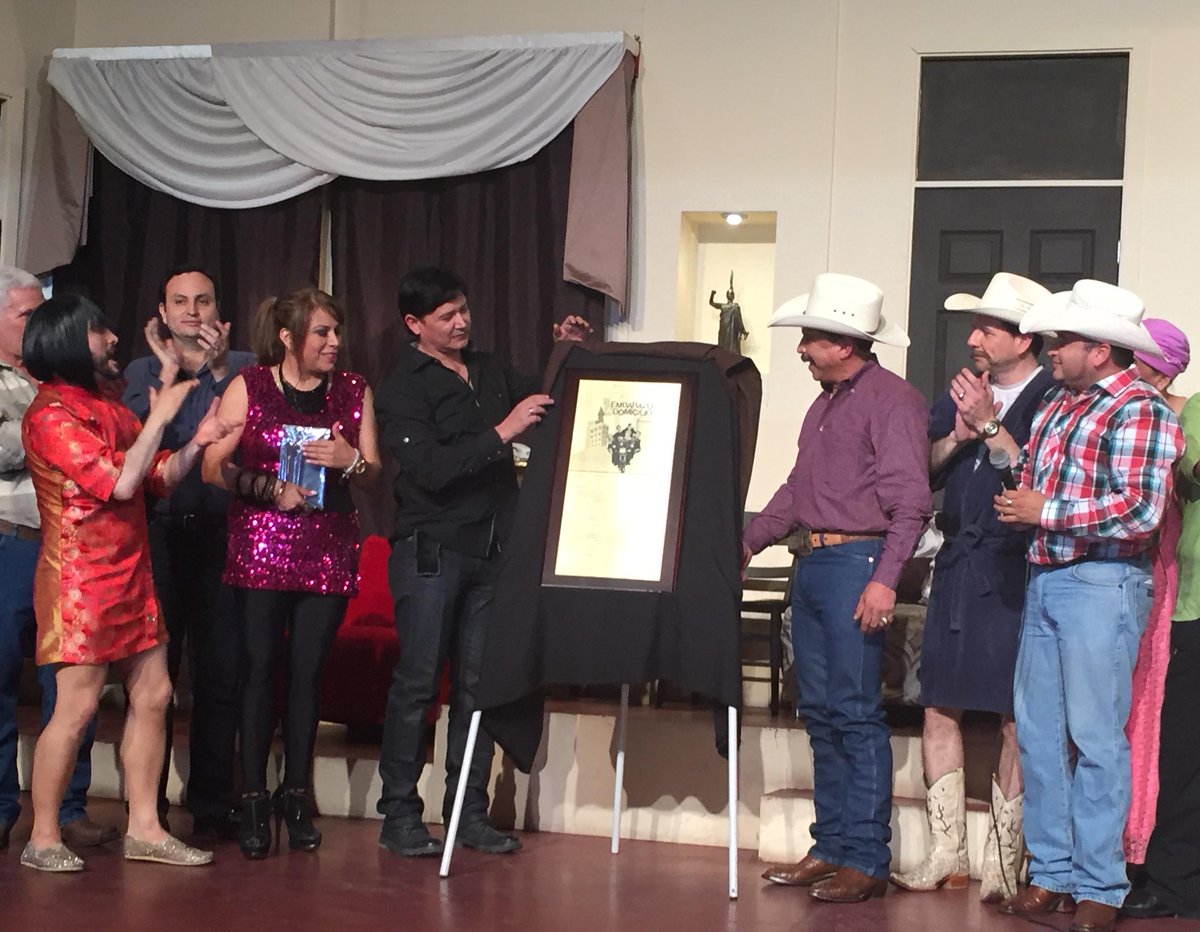 ApodacaGroup's tweet image. .@EmilioNavaira devela placa por 200 representaciones de “Embarazo a domicilio”
Nota Completa: on.fb.me/1LGv00p